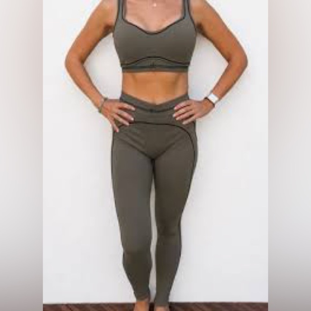 NWOT Alo  Hearthrob Set (Leggings and Bra), Khaki, Large/
